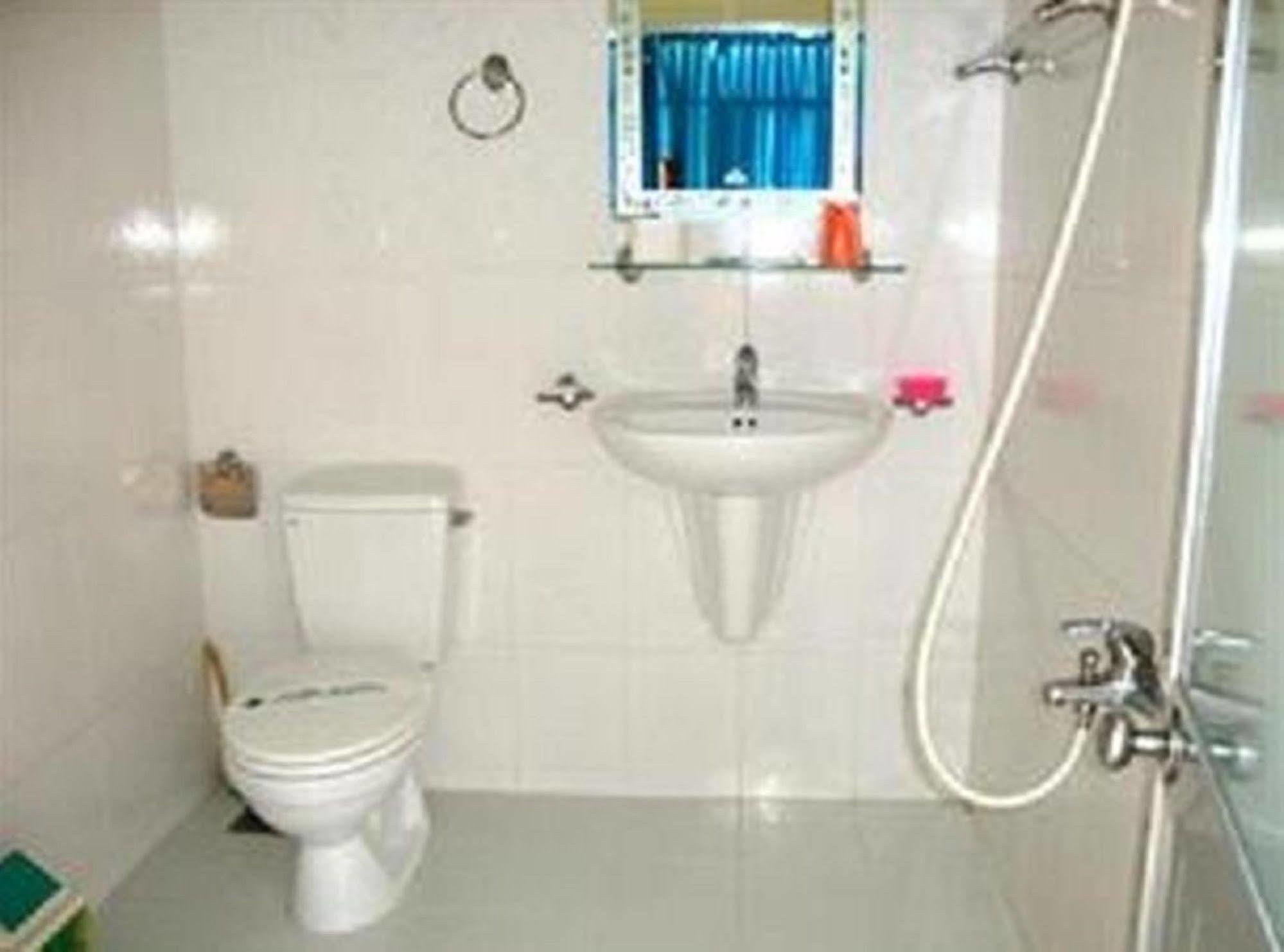 Oyo 381 Tuyet Mai Hotel Nha Trang Esterno foto