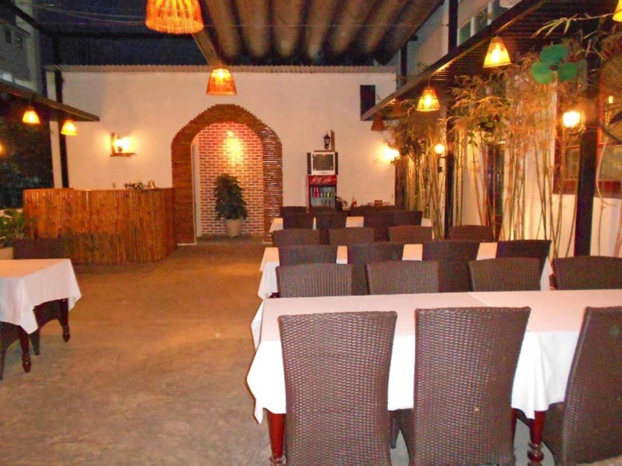 Oyo 381 Tuyet Mai Hotel Nha Trang Esterno foto
